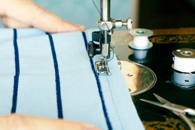 haft na bluzie w zbliżeniu